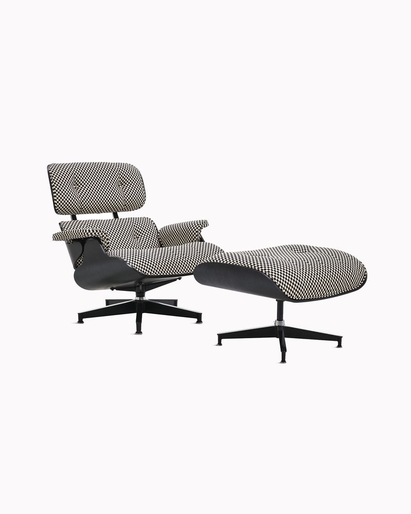 -Poltrona-Charles-Eames-e-Otomana-Xadrez-Preta