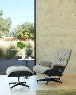 Poltrona-Charles-Eames-e-Otomana-Xadrez-Preta